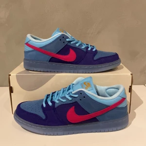 Nike dunk run the jewels - Sprillans nya! 💙💜 Nike dunk run the jewels 💜💙 Storlek: 43 (US 9.5)  Kommer med två extra snören i olika färg  Pris: 1980