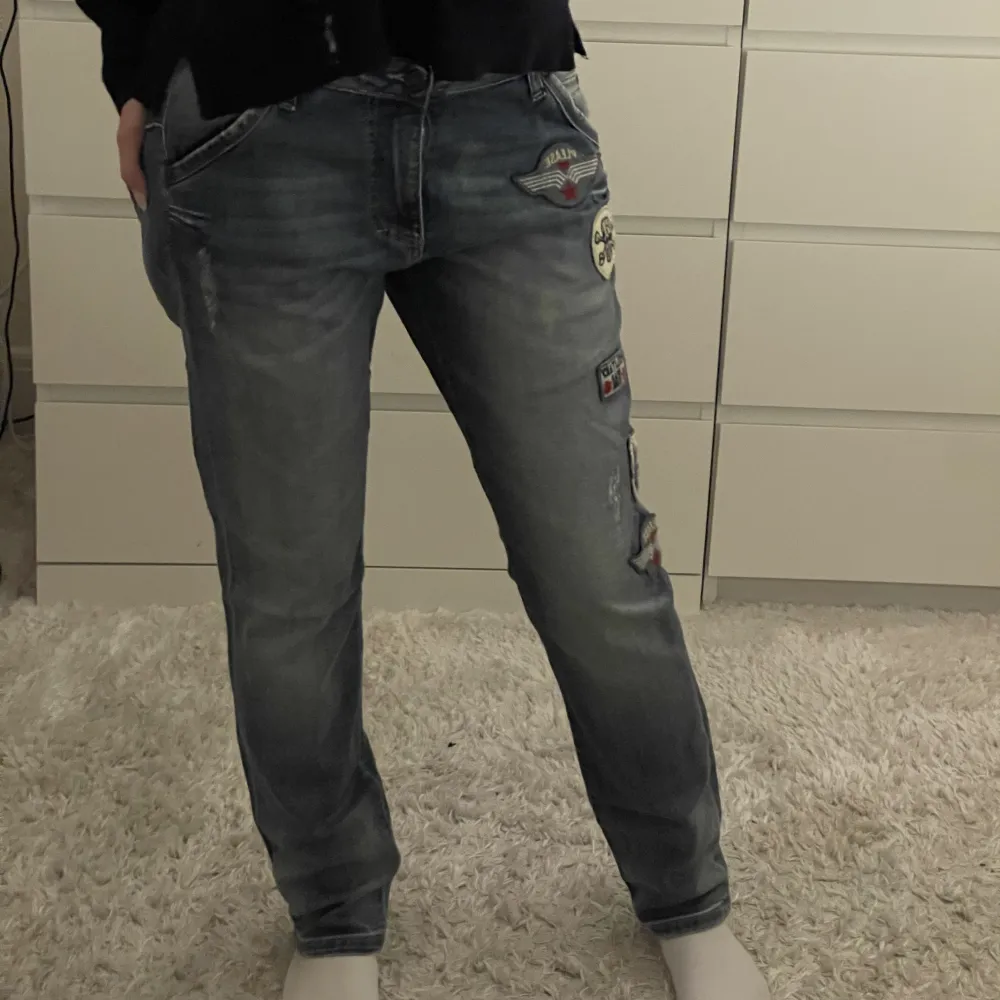 Ett par please jeans i storlek medium. Aldrig använda. Köparen står för frakten.  Jag är 167cm. Jeans & Byxor.