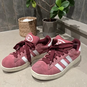 Adidas campus 00s - Säljer mina rosa adidas campus skor, använder inte så mycket! Bra skick på dem❤️