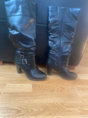 Dam stövlar med klackar  - Högkvalitativ material på dessa stövlar både inom dom och utanför, vattentäta. Har använt dessa stövlar endas en gång och väljer att sälja dom eftersom dom är små för mig. Köpt dom för 1600kr