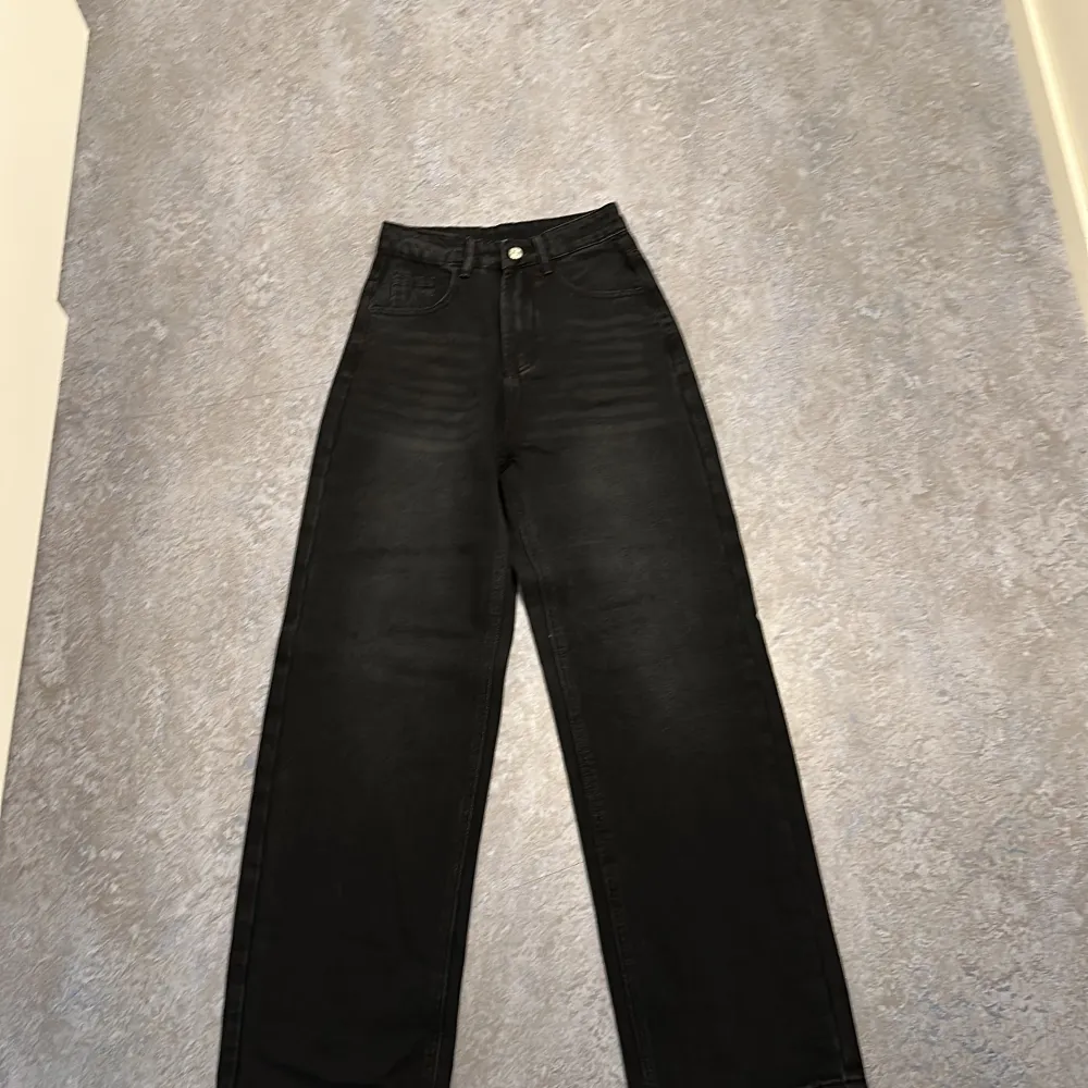 Svarta baggy jeans. Jeans & Byxor.
