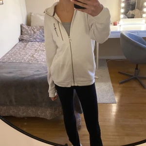 Sail racing zip tröja  - Säljer min nästan helt oanvända Sail racing tröja på grund av ingen användning. Inga defekter 💗