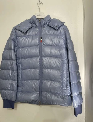 Moncler Cuvellier  - Säljer nu min fina Moncler cuvellier jacka då den inte kommer till användning. Kvitto finns även