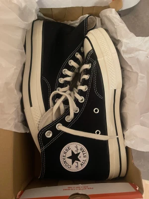 Converse hi storlek 39,5 - 70 high.  För stora för mig så gått med en dag…. 