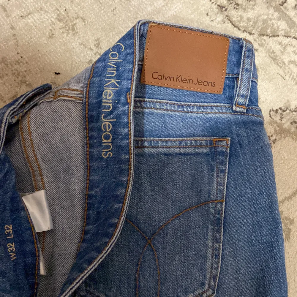 Tja! Säljer de här as snygga Calvin Klein Jeans som är i topp skick! 9,5/10 har bara använt i få tillfällen! Skriv till mig för fler bilder, pris kan diskuteras vid snabbaffär! mvh, Alend 😁. Jeans & Byxor.