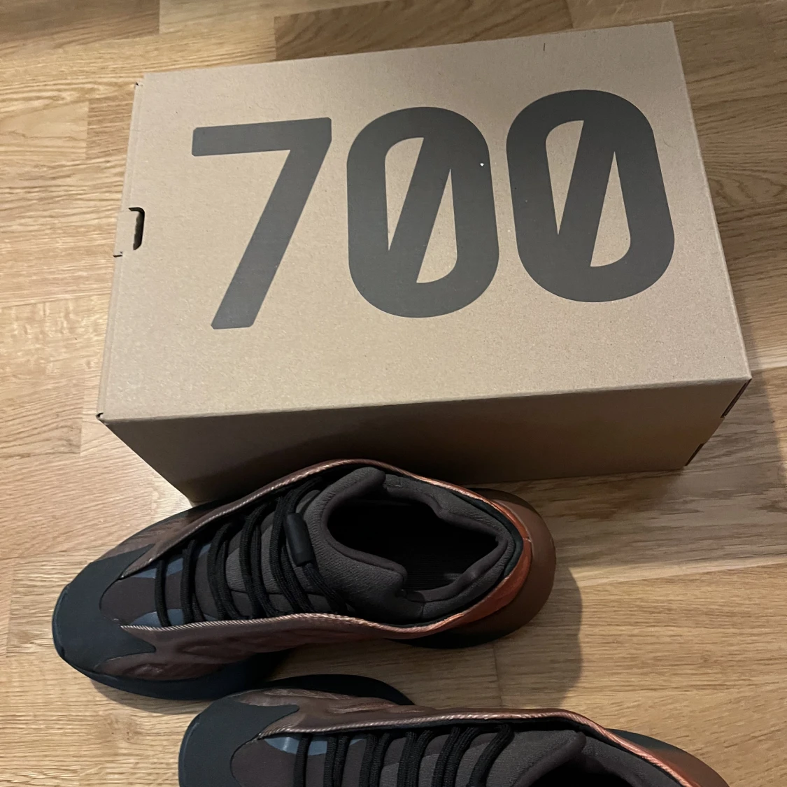 Yeezy 700v3 - 90