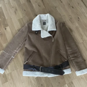 Höst jacka ny skick - Jackan kommer inte till användning längre, extremt bekväm och orginaltrogen pris ligger på runt 2100kr