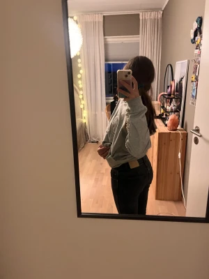 Lågmidjade jeans  - Ett par grå/ svarta lågmidjade jeans . Jättte snygga och i bra skick. St 11-12 från zara men dem passar även xs i lågmidjade. Lite små för mig men passar 