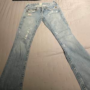 Säljer mina sjukt snygga true religion jeans i lågmidjade bootcut då d tyvärr är för små för mig. Kan nog fixa bilder på om så önskas💕 Står ej för frakt dragkedjan har hoppat ur men går att trä i den igen, se sista bilden