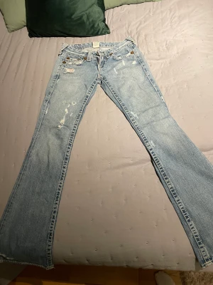 True religion jeans - Säljer mina sjukt snygga true religion jeans i lågmidjade bootcut då d tyvärr är för små för mig. Kan nog fixa bilder på om så önskas💕 Står ej för frakt dragkedjan har hoppat ur men går att trä i den igen, se sista bilden