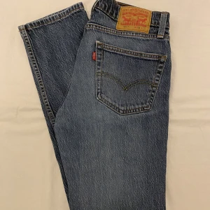 Levis 511 - Levis 511. Relativt slim/straight. Utmärkt skick. Storlek 33/32. Säljs billigt