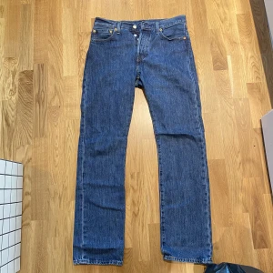 Levis 501 - Mörkblå Levis 501. Använda en gång. Storlek 30-32 Fråga för fler bilder