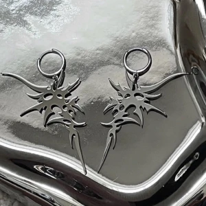 intresse koll på cybersigilism örhängen - köpte dessa för runt 600kr har ett till par jag använder själv :) har hoops som funkar bra i tunnlar om man har det <3 ska vara stainless steel och inte märkt nåt skumt om dom, start pris runt 400 :)