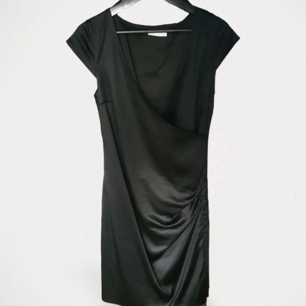 Klänning från Sisters Point. Använd, men utan anmärkning. Fin svart klänning med dragkedja i sidan, blankt material som känns lyxigt..  Storlek: 40 Material: Satin Nypris: 1200 SEK. Klänningar.