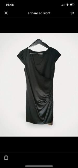 Klänning från Sisters Point. Använd, men utan anmärkning. Fin svart klänning med dragkedja i sidan, blankt material som känns lyxigt..  Storlek: 40 Material: Satin Nypris: 1200 SEK