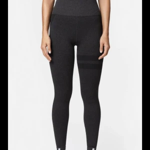 Stronger tights  - Ett par stronger tights i superfint skick, sitter snyggt på☺️nypris 699kr, pris kan diskuteras, passar allt från XS-M, då dem är ortroligt stretchiga 