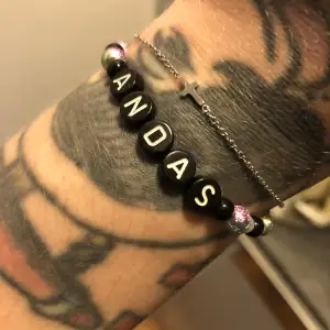 Känner du ibland i din vardag att du  måste ta en paus med ett djupt andetag, de kan göra mer än va man tror o. kännas som att du ”laddar på”,  Jag gör armband där det står andas o. Du kan själv välja färger o. Storlek. Görs på beställning. 40kr/st