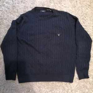 Gant tröja  - Hej, Här säljer jag en Gant tröja. Jag har köpt den från Barkarby outlet i början av maj. Original priset är 1400kr. Säljer bara för 200kr.