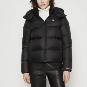 Calvin Klein jacka - Köptes förra vintern är i väldigt bra skick ! Skriv för fler bilder !