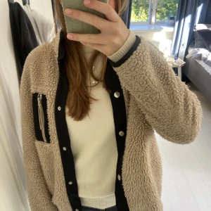 Teddyjacka - Jättefin och mysig Teddyjacka! Nopprig på insidan (se bild 3), annars bra skick!