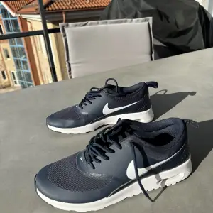 Nya Nike Thea skor i bra skick✨marinblåa i storlek 38,5✨