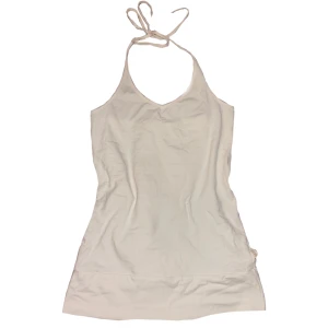 Vit halterneck top  - Jättefin stretchig halterneck top, storlek L men passar mig som oftast bär S-M i toppar. Hör av dig om du är intresserad eller har övriga frågor🩷