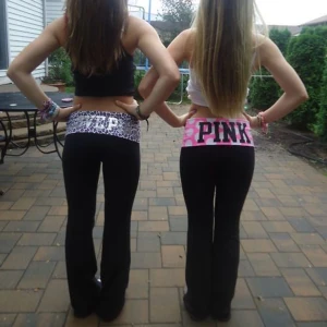 SÖKER VS PINK  - Söker efter victoria's Secret pink flared yoga byxor Kontakna om du har ett par o sälja i storlek xxs-s