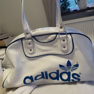 Väska Adidas - Vintage väska som legat på vinden i flera år, men fortfarande väldigt snygg