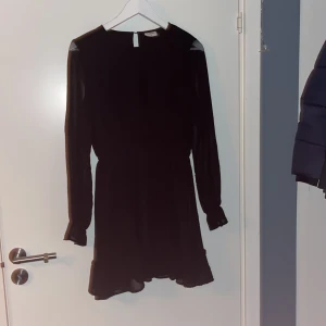 Klänning  - Jättefin svart klänning säljes, endast använd enstaka gång så i nyskick. Perfekt till både fest och nyår men även julafton! Hör av er vid intresse, pris kan alltid diskuteras💕nypris ca399