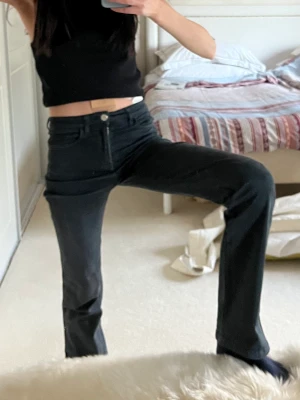 Filippa K bootcut jeans - Mörkgrå bootcut från Filippa K! Använda endast ett fåtal gånger 🥰