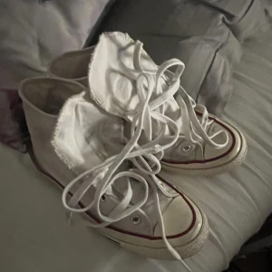 Vita Converse🤍 - Super söta Converse nu till hösten, men kanske inte vintern🫶🏽 har lite fläckar här o där men inget som tvätten/klorin inte kan ta bort, skriv vid intresse eller frågor🤍