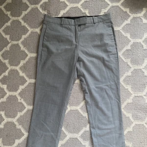 Kostymbyxa Bruuns Bazaar - Snygg grå kostymbyxa från Bruuns Bazaar. Storlek som en liten 38. Fin ull kvalite. Som ny!  