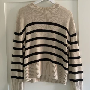 Stickad tröja  - Tröja från Gina Tricot i storlek S. Använd fåtal gånger. Säljer då den inte kommer till användning.