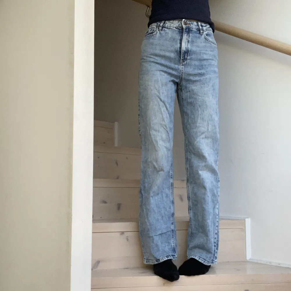 Säljer dessa fina jeans från Lindex!🌸Väl använda men ändå i gott skick. Midjemått: 70cm men är justerbar så kan göras mindre. Innerbenslängd: 77cm.💞😊Fråga gärna om du undrar över något!. Jeans & Byxor.