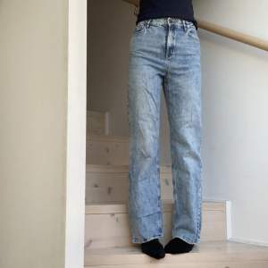 Säljer dessa fina jeans från Lindex!🌸Väl använda men ändå i gott skick. Midjemått: 70cm men är justerbar så kan göras mindre. Innerbenslängd: 77cm.💞😊Fråga gärna om du undrar över något!