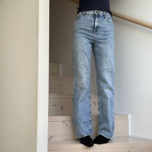 Blåa Lindex jeans - Säljer dessa fina jeans från Lindex!🌸Väl använda men ändå i gott skick. Midjemått: 70cm men är justerbar så kan göras mindre. Innerbenslängd: 77cm.💞😊Fråga gärna om du undrar över något!