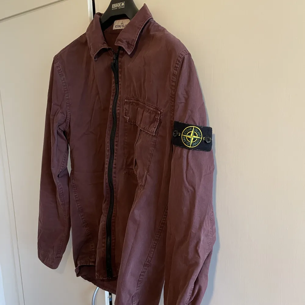 En jättefin stone island jacka, köpt på NK med både kvitto och tag kvar. Säljer pga av jag växt ur den tyvärr. Storlek S men mer åt M hållet!. Jackor.