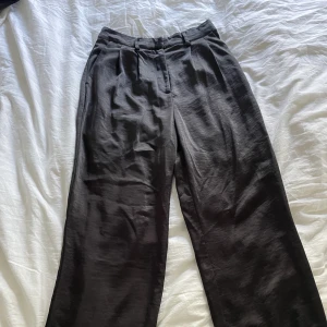 Satinbyxor - Kostymbyxor i satin från ginatricot