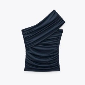 Mörkblå tröja - Säljer en superfin mörkblå topp från Zara som bara används en gång!💗 Säljer pågrund av att den tyvärr inte kommit till användning💕