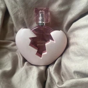 Ariana grande parfym  - Säljer min ariana grande parfym i thank u next. Knappt andvänd eftersom jag blev allergisk mot doften. Doftar jätte gott dock så önskar att jag kunde andvända den. 
