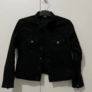 Svart Jeansjacka - Svart jeansjacka 
