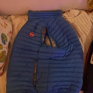 Colmar väst  - Tja, säljer nu denna blåa Colmar västen eftersom den är för liten för mig. Nypris är ungefär 2100kr. Den är lite mer än en månad gammal. Det är bara att skriva om ni undrar något 😊