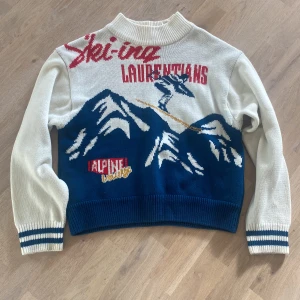 Gina Tricot, stickad tröja med ski-tryck🎿 - Gina Tricot, stickad tröja med ski-tryck, använd endast ett fåtal gånger, superfint skick-som ny! Stl: S. Material: 60% Bomull, 40% Akryl