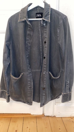 Skjorta - En grå jeansskjorta från zara! Den är sparsamt använd och har inga defekter :) 