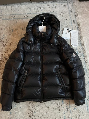 Moncler maya - Säljer Moncler maya Storlek 2  Skick 9/10 Pris 7999kr  Kvitto och tags finns