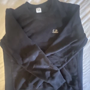C.P company tröja  - Säljer en varsamt använd långärmad tjocktröja från C.P Company i storlek medium. Nypris låg på cirka 1200kr. Den är i väldigt bra skick och har varken några fläckar eller skråmor