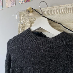 Stickad tröja Stay - Jätteskön stickad tröja från Stay! Tyvärr lite nopprig men utöver det i fint skick💛