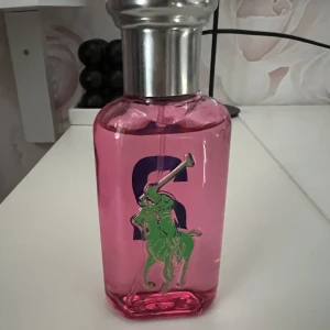 Ralph lauren parfym - Säljer min parfym då den inte kommer till så mycket användning! Använt runt 2-3 gånger så nästan helt ny!
