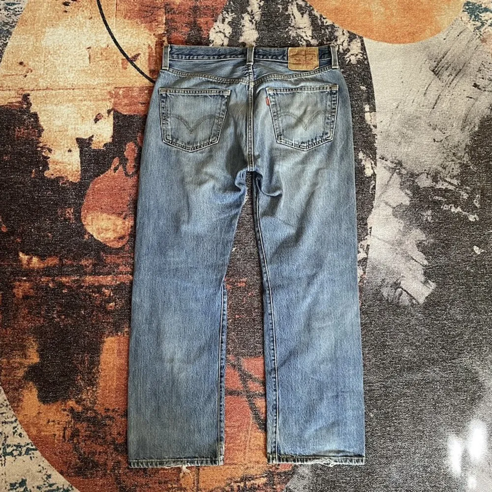 vintage Levis Jeans i moddelen 501. Byxorna är i bra skick förutom några repor på framsidan och lite slitage nere vid fotöppningen.  Storleken är 34  Dm mer frågor 🤞🍻. Jeans & Byxor.