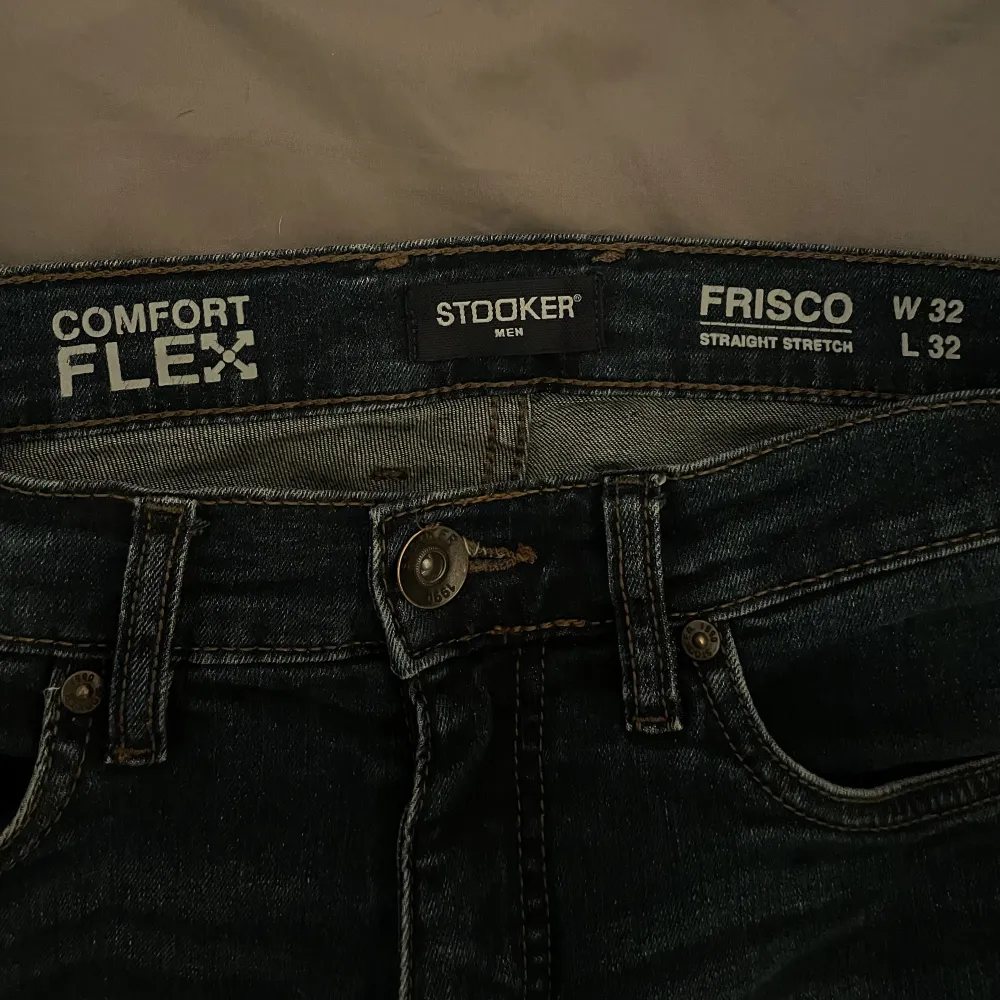Mörkblå jeans från Stooker. Skick 9/10. Storlek 32/32. Pris 299kr.. Jeans & Byxor.